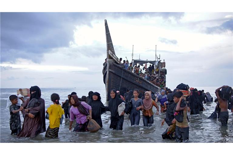 Ethnische Rohingya verlassen ihr Boot nach der Landung in Ulee Madon in der Provinz Aceh.