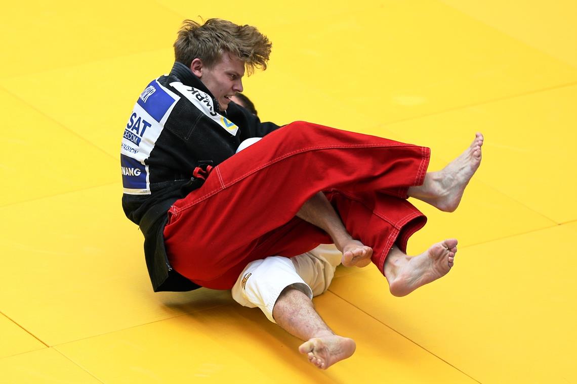 TSG-Judokas schaffen
immerhin ein Remis Etienne Zeiger brauchte nur 22 Sekunden, um seinen Rivalen auf den Rücken zu werfen. Es war ein wichtiger Punkt für die TSG. Foto: A. Becher