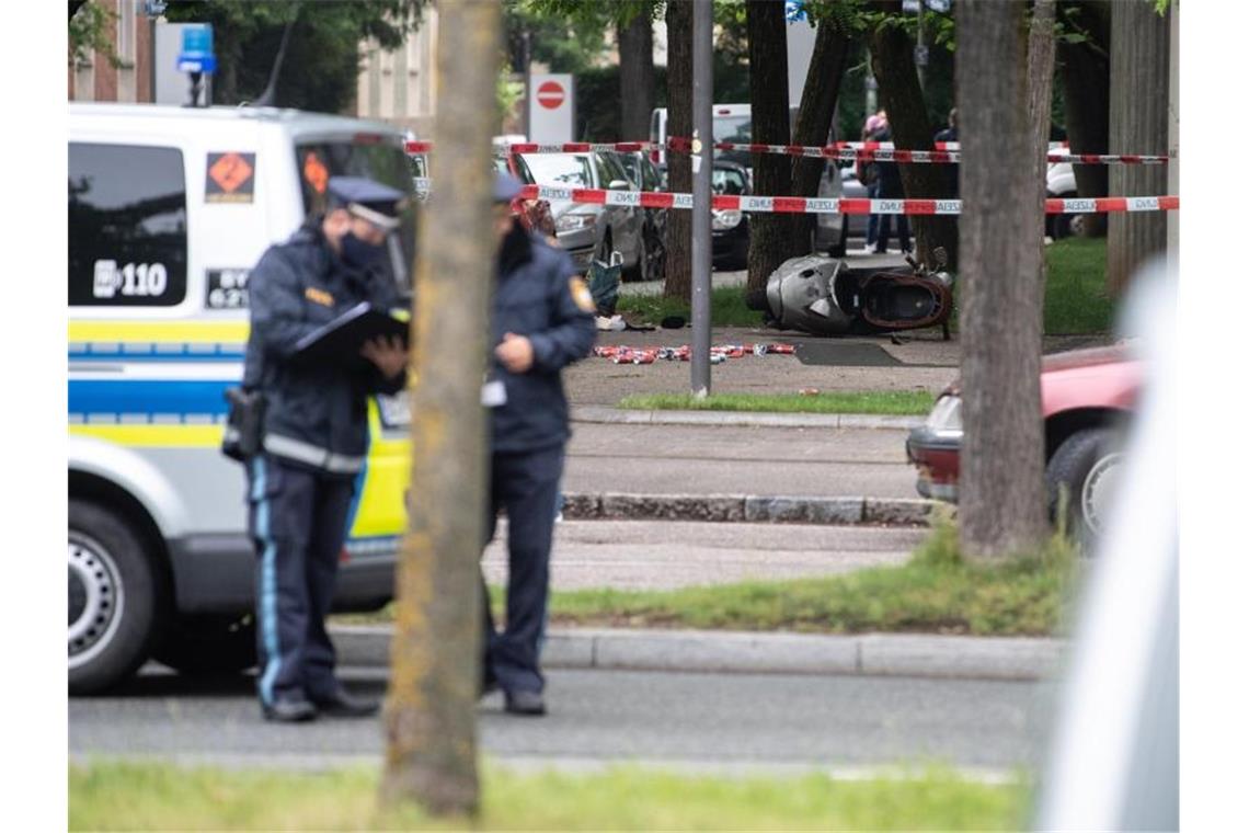 Angriff auf der Straße: Polizei ermittelt im Rockermilieu Etliche Dosen und ein umgekippter Roller liegen an der Stelle, an der ein Fahrzeug in eine Gruppe von Menschen gefahren ist. Foto: Matthias Balk/dpa