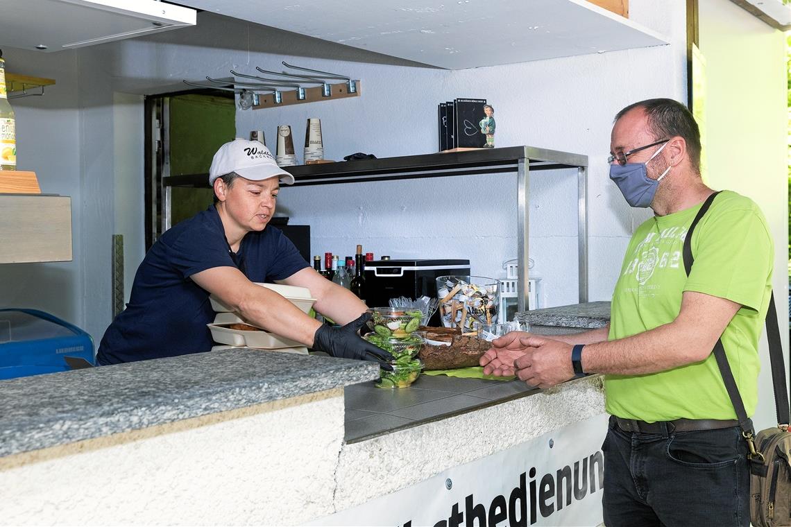 „Darauf haben wir zwei Monate gewartet“ Etliche Gastronomiebetriebe, so auch das Waldheim „bei Vesna“ in Backnang, haben in der Coronakrise auf Abholservice umgestellt. Bald soll Außenbewirtschaftung wieder möglich sein, dann öffnet auch der Biergarten. Foto: J. Fiedler
