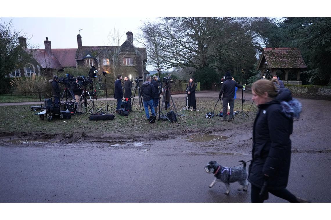 Etliche Medienvertreter warten auf Andrew.