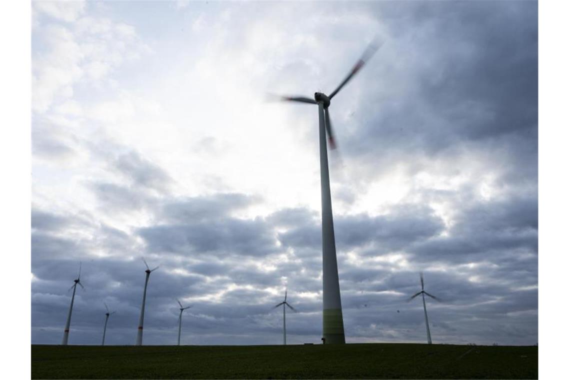 Satelliten-Störung schränkt Betrieb von Windkraftanlagen ein Etliche tausend Windenergieanlagen sind in Zentraleuropa aktuell von einer Störung betroffen. Foto: Christophe Gateau/dpa