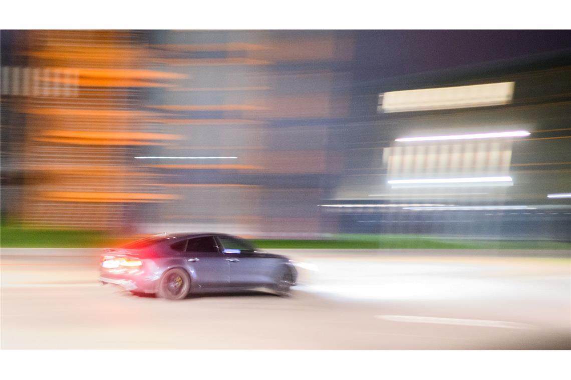 Etliche Teilnehmer des Tuning-Treffens sollen die eintreffende Polizei angegriffen haben. (Symbolbild)