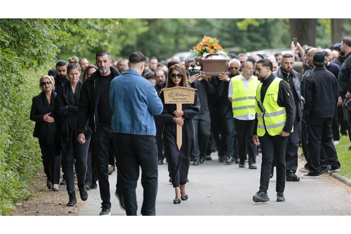 Rapper Xatar in Bonn beigesetzt Etwa 1000 Menschen kamen zur Beerdigung auf den Nordfriedhof.