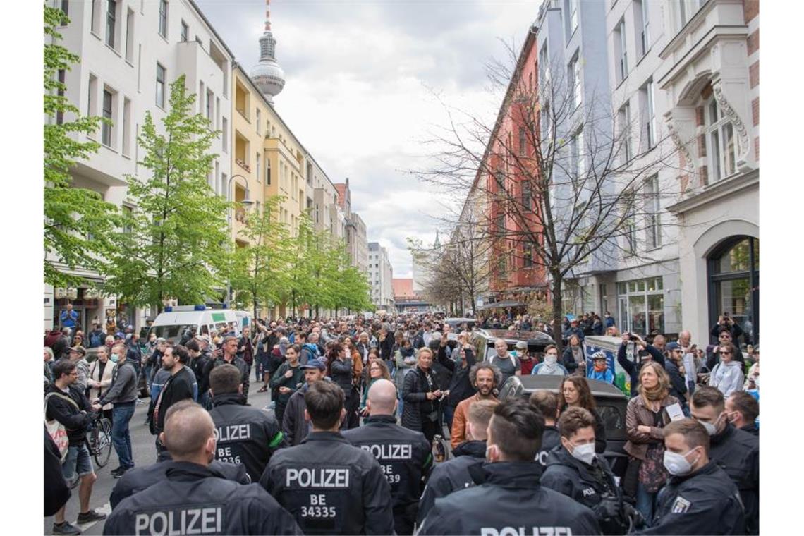 Demos gegen Corona-Einschränkungen in Berlin und Stuttgart