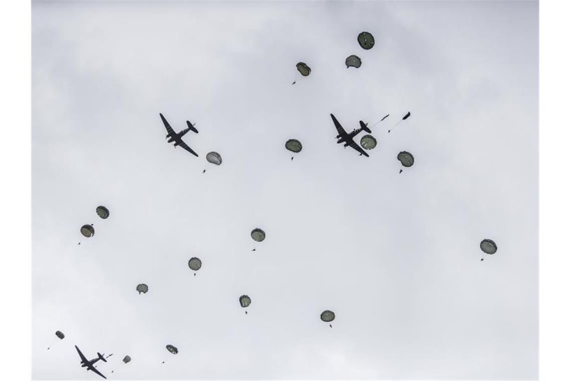 Staats- und Regierungschefs gedenken D-Day in Portsmouth Etwa 200 Fallschirmspringer wiederholten einen Sprung, der von US-Soldaten am 6. Juni 1944 als Auftakt zu den Invasionen am D-Day gemacht wurde. Foto: Rafael Yaghobzadeh/AP