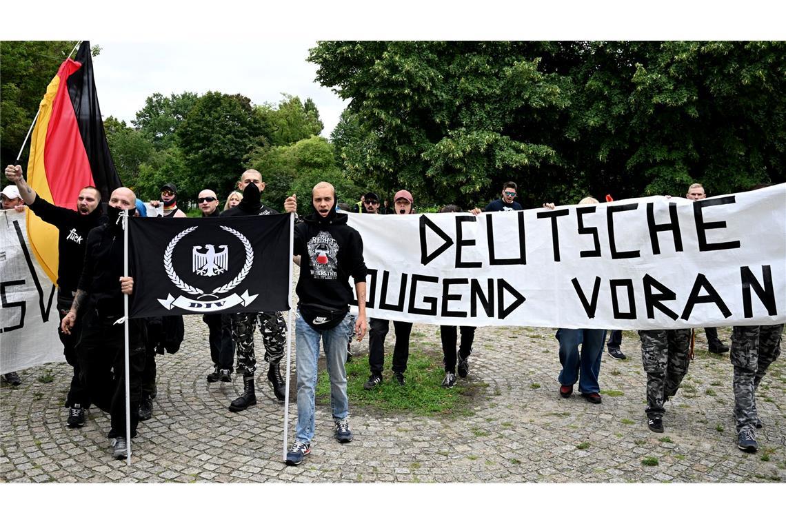 Etwa 30 bis 50 Personen beteiligten sich an einer rechten Gegendemonstration.