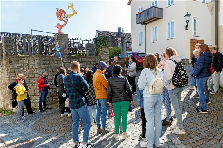 Etwa 30 Kriegsgeflüchtete und ihre Gastgeber haben sich von Stadtarchivar Bernhard Trefz die Stadt zeigen lassen. Foto: J. Fiedler