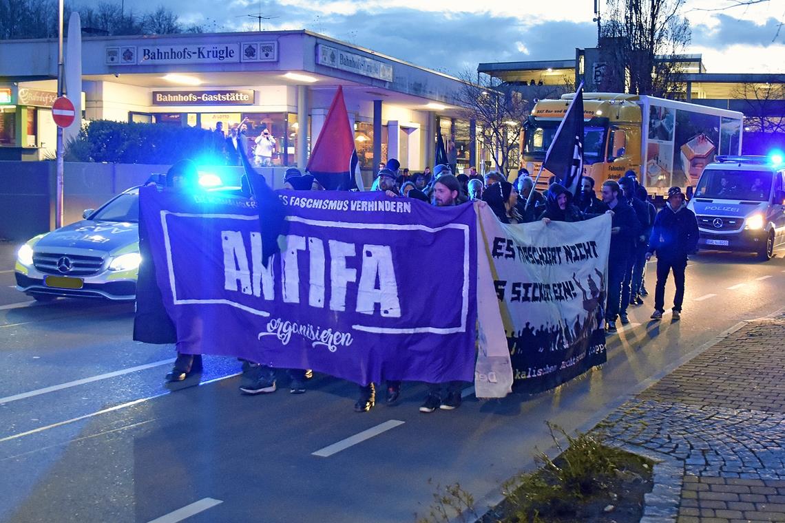 AfD-Veranstaltung abgesagt Etwa 40 Teilnehmer haben sich zur Kundgebung gegen den AfD-Landtagsabgeordneten Räpple am Backnanger Bahnhof eingefunden. Obwohl dieser letztlich nicht kam, marschierten sie durch die Innenstadt und prangerten Faschismus an.Foto: T. Sellmaier