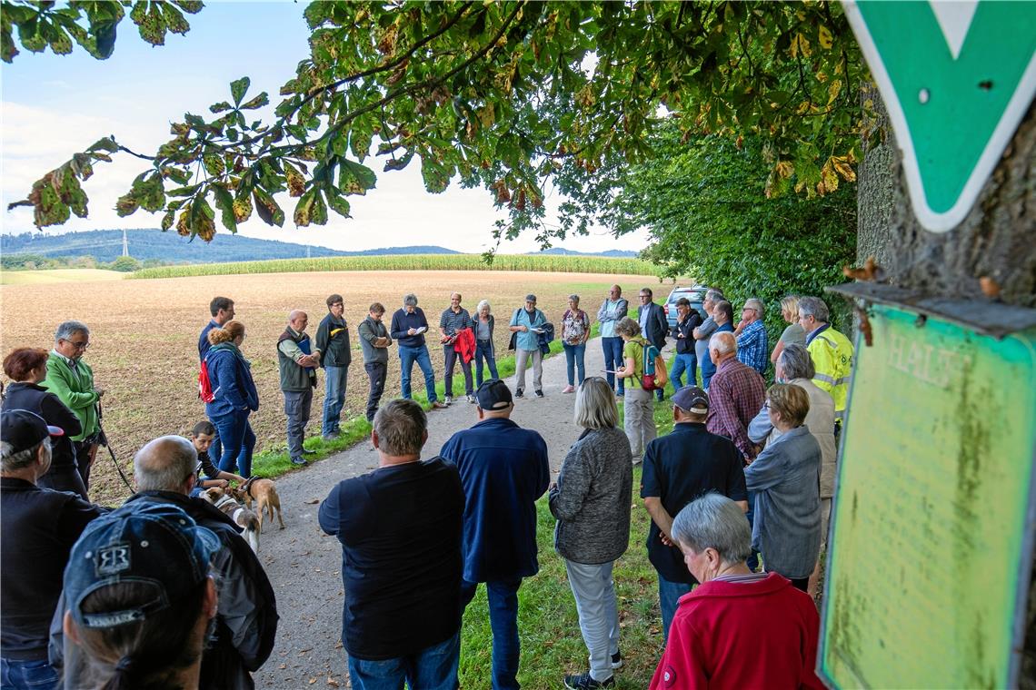 Etwa 40 Zuhörer nahmen sich über zwei Stunden Zeit, um sich die Argumente für und wider den Holzeinschlag anzuhören.Foto: A. Becher