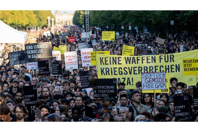 Etwa 50 Gruppen haben zu der Großdemonstration aufgerufen.