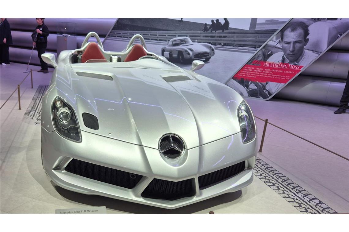 Etwa auch der Mercedes-Benz SLR McLaren Stirling Moss wird vom Stuttgarter Autohersteller ausgestellt. Der 2009 auf den Markt gekommene und sehr seltene Supersportwagen ist nach der Rennsport-Legende Stirling Moss benannt. Der frühere britische Formel-1-Pilot verstarb 2020 im Alter von 90 Jahren.