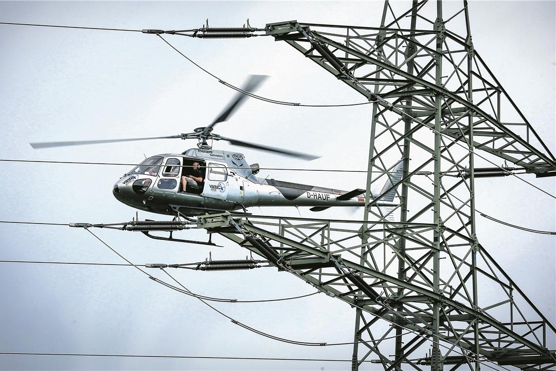 Etwa fünf bis zehn Meter Abstand sind es zwischen Helikopter und der 110000 Volt starken Leitung. Diese steht auch während der Kontrolle voll unter Storm.