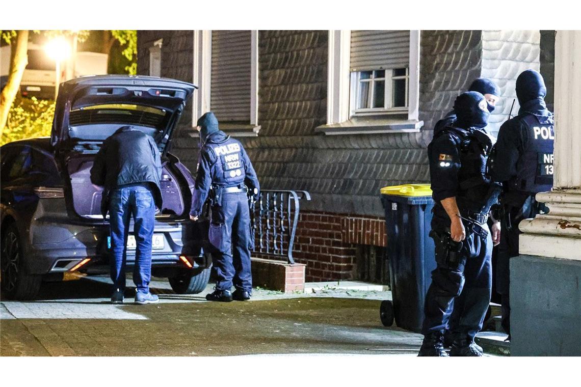 Etwa hier in Hagen waren vermummte und bewaffnete im Einsatz.