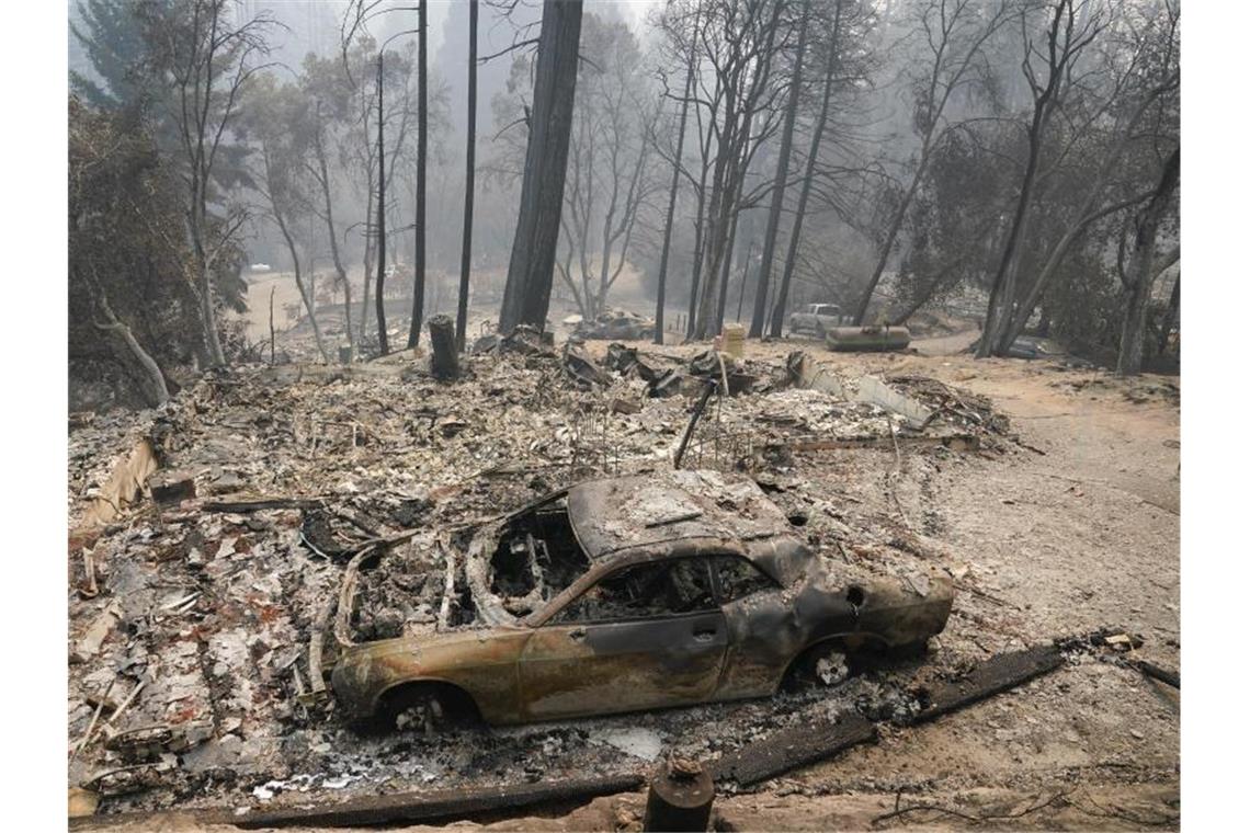 Waldbrände in Kalifornien eingedämmt - Helfer erschöpft Etwas kühlere Temperaturen haben die Löscharbeiten in Kalifornien begünstigt. Die Schäden sind jedoch bereits immens. Foto: Marcio Jose Sanchez/AP/dpa