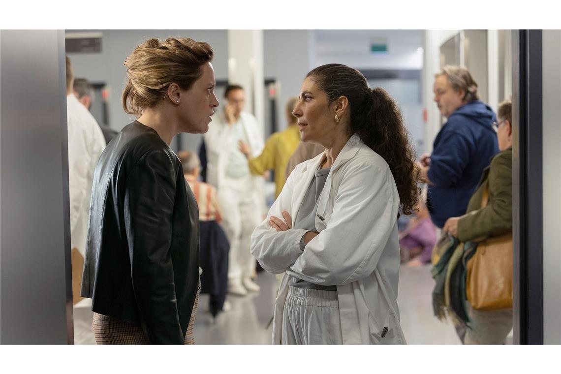 Das geht richtig ans Herz – So spannend wird es bei „Kammerflimmern“ Etwas läuft hier total schief: Computerexpertin Jill Rochat (Anne Haug, re.) und Klinikchefin Dr. Esme Şahin (Beren Tuna).