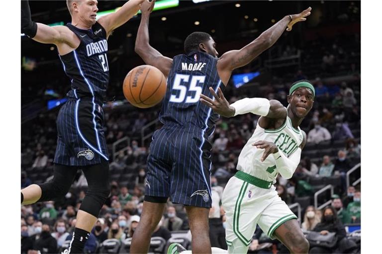 E'Twaun Moore (M/55) und Moritz Wagner (21/l)) von Orlando Magic blocken Celtics-Spieler Dennis Schröder. Foto: Charles Krupa/AP/dpa