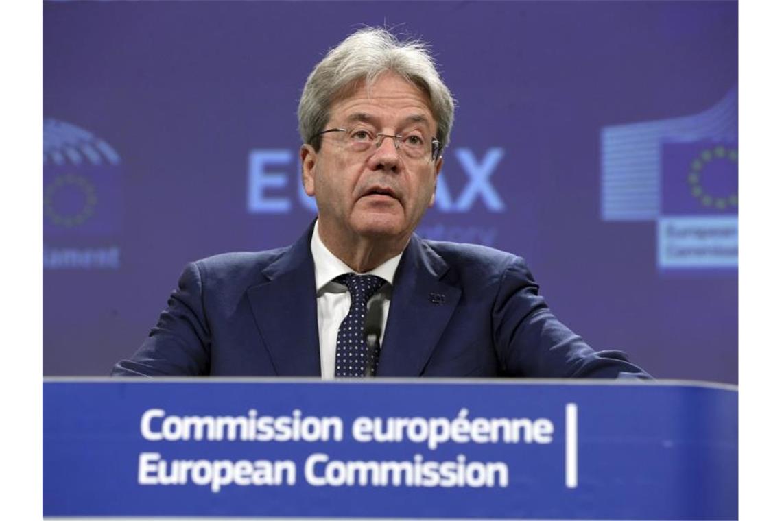 Neue EU-Regeln für Unternehmen: Wer zahlt wie viel Steuern? EU-Finanzkommissar Paolo Gentiloni spricht während einer Pressekonferenz. Im Kampf gegen Steuerflucht will die Europäische Union große Konzerne künftig zu öffentlichen Erklärungen zwingen, in welchem Land sie wie viel an den Fiskus zahlen. Foto: Francois Walschaerts/Pool AFP/dpa