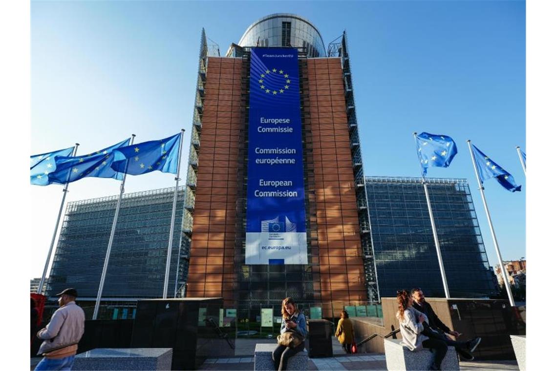 EU-Flaggen wehen vor dem Berlaymont-Gebäude, dem Hauptsitz der Europäischen Kommission in Brüssel. Foto: Zhang Cheng/XinHua/dpa