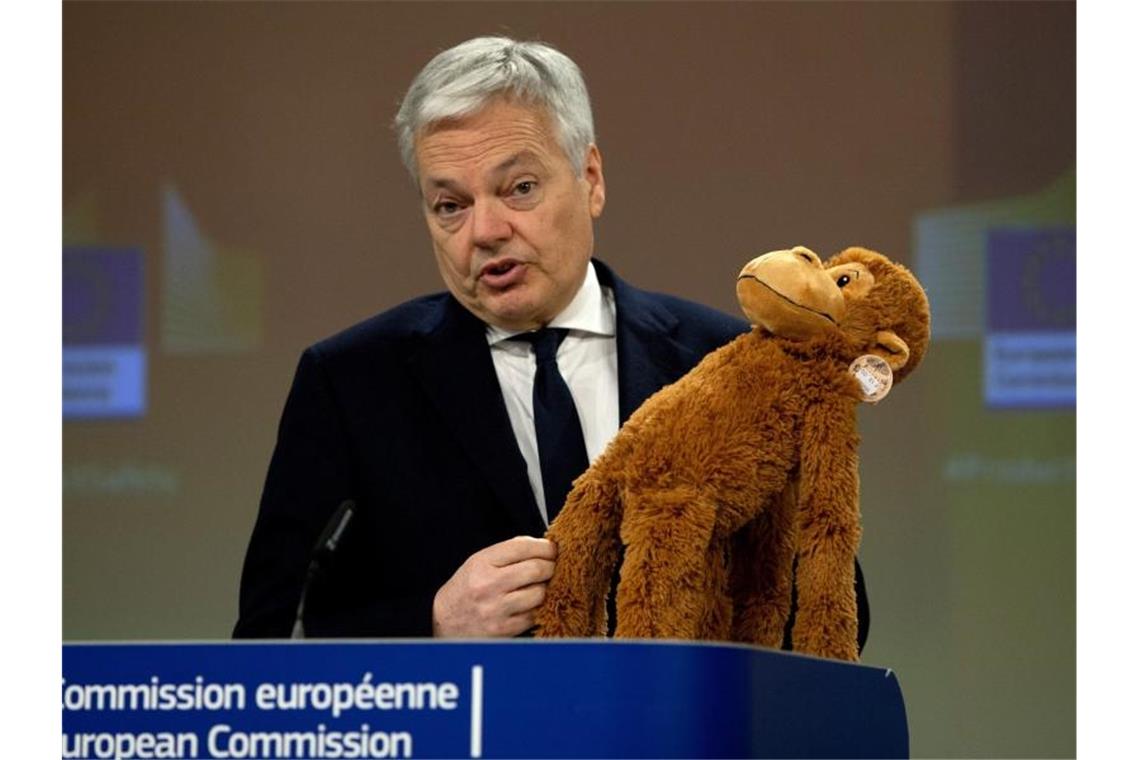 Gefährlich: Mehr als 2000 Produkte in Europa gemeldet EU-Justizkommissar Didier Reynders präsentiert einen Spielzeugaffen, der leicht Haare verliert. Foto: Virginia Mayo/Pool AP/dpa