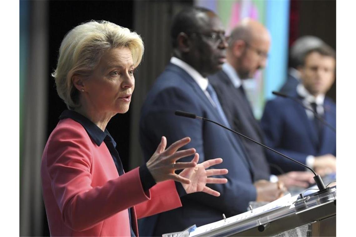Holpriger Neuanfang - Europa kämpft um Einfluss in Afrika EU-Kommissions-Präsidentin Ursula von der Leyen spricht im Rahmen des EU-Afrika-Gipfel während einer Pressekonferenz. Foto: John Thys/Pool AFP/AP/dpa