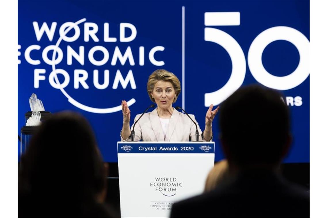 Weltwirtschaft kommt sachte in Gang EU-Kommissionschefin Ursula von der Leyen spricht vor Beginn der 50. Jahrestagung des Weltwirtschaftsforums in Davos. Foto: Gian Ehrenzeller/KEYSTONE/dpa