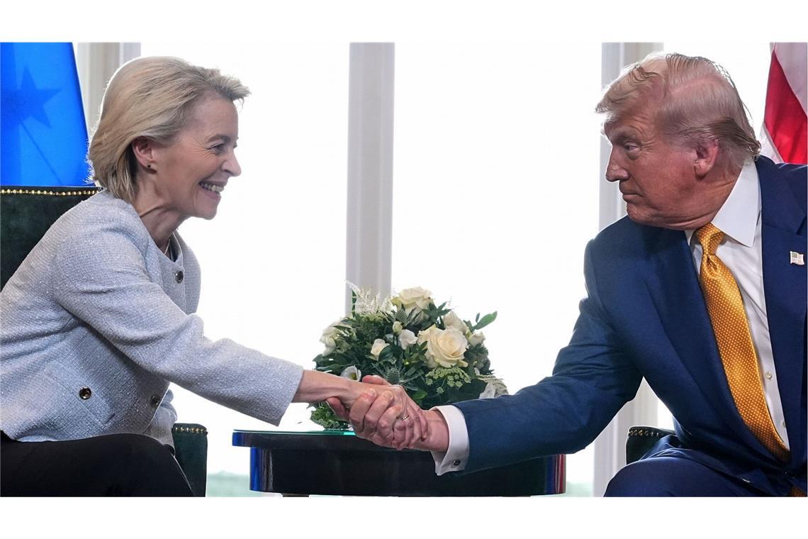 EU-Kommissionschefin Ursula von der Leyen und US-Präsident Donald Trump besiegelten vor Monaten einen Zoll-Deal. Doch danach gab es erneut Streit, nun soll das Abkommen umgesetzt werden.