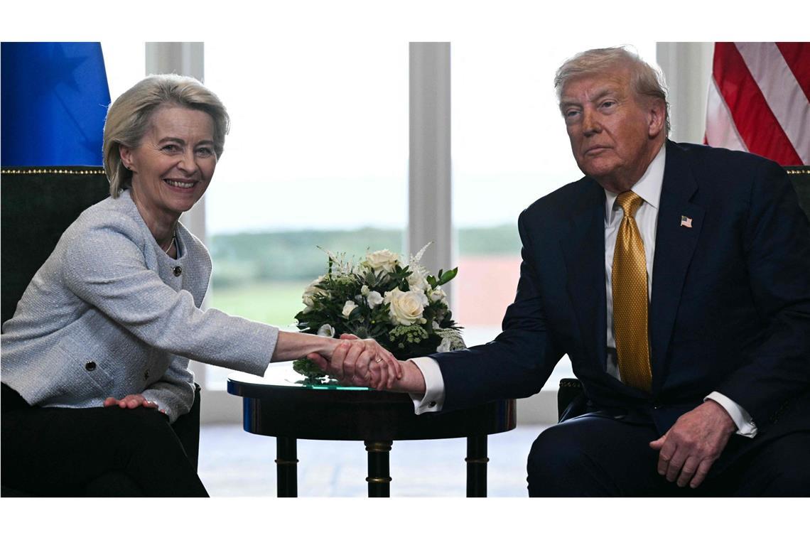 Der Zollstreit ist beendet, die Fragen bleiben EU-Kommissionschefin Ursula von der Leyen und US-Präsident Donald Trump besiegeln das Ende des Zollstreits. Doch auch danach bleiben viele offene Fragen.