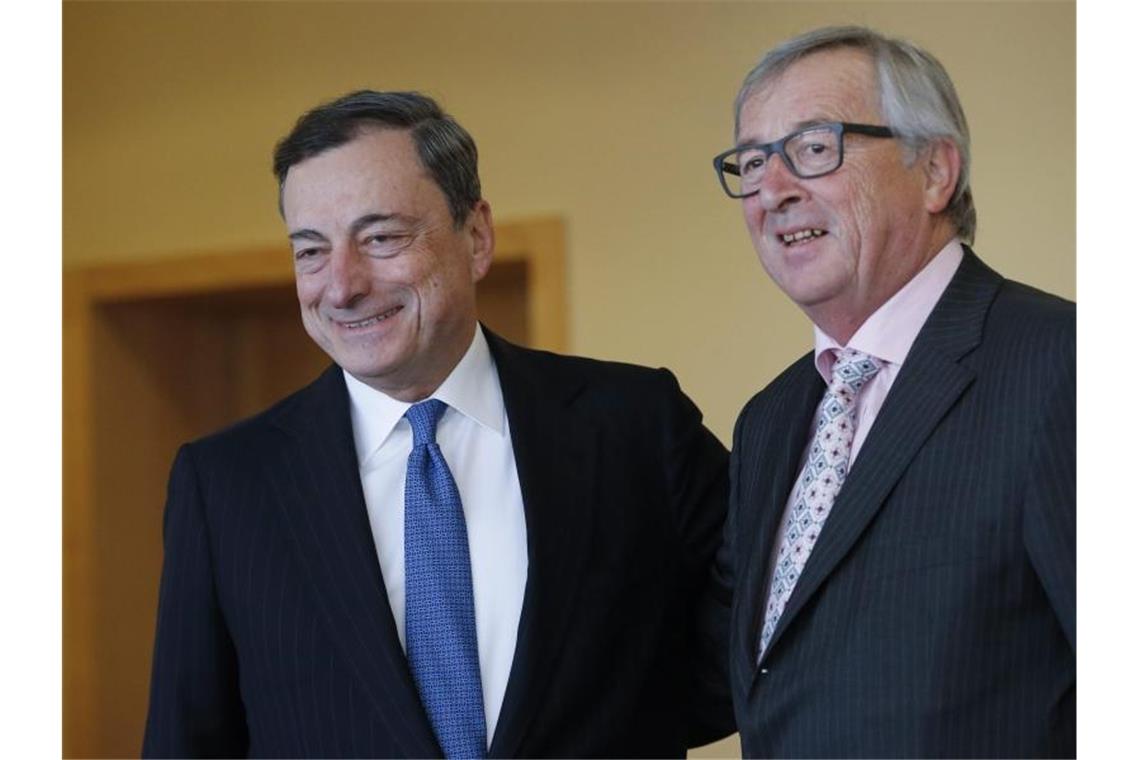 EU-Kommissionspräsident Jean-Claude Juncker hat die EZB und ihren Chef Mario Draghi (r.) vor Kritik an ihrem geldpolitischen Kurs in Schutz genommen. Foto: Olivier Hoslet