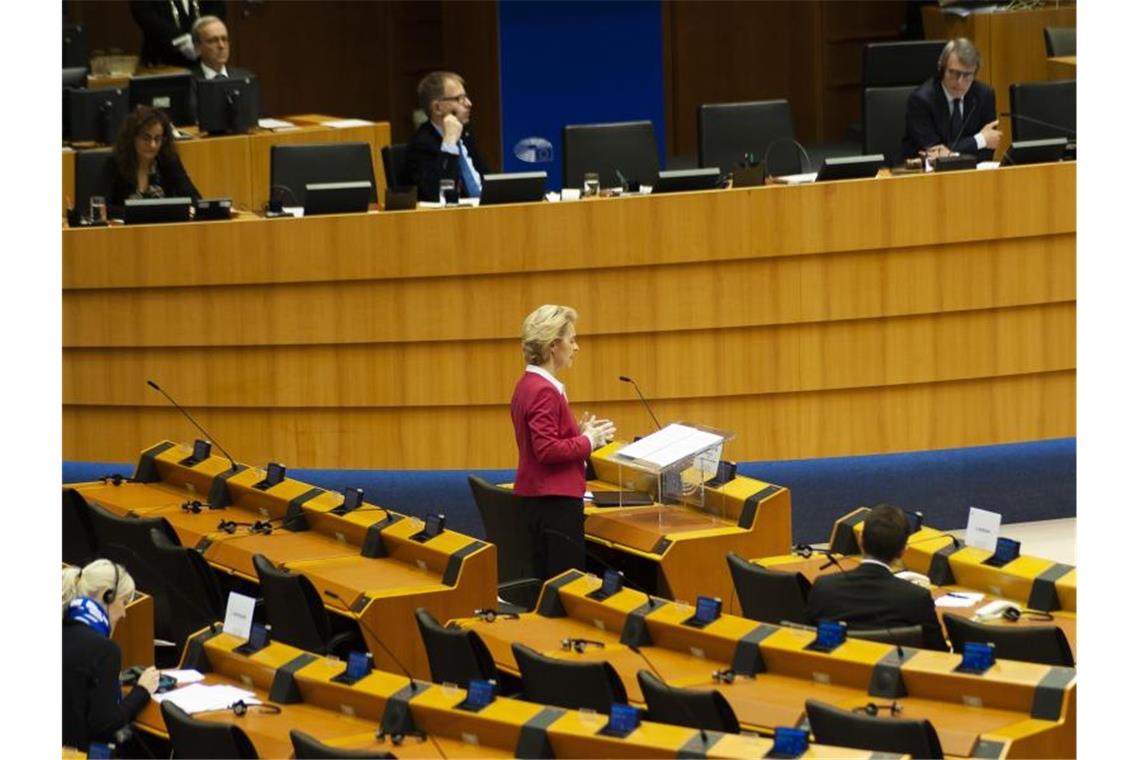 Corona-Krise: Von der Leyen warnt vor neuer Kluft in der EU EU-Kommissionspräsidentin Ursula von der Leyen (CDU) bei einer Plenarsitzung des Europäischen Parlaments. Foto: Nicolas Landemard/Le Pictorium Agency via ZUMA/dpa