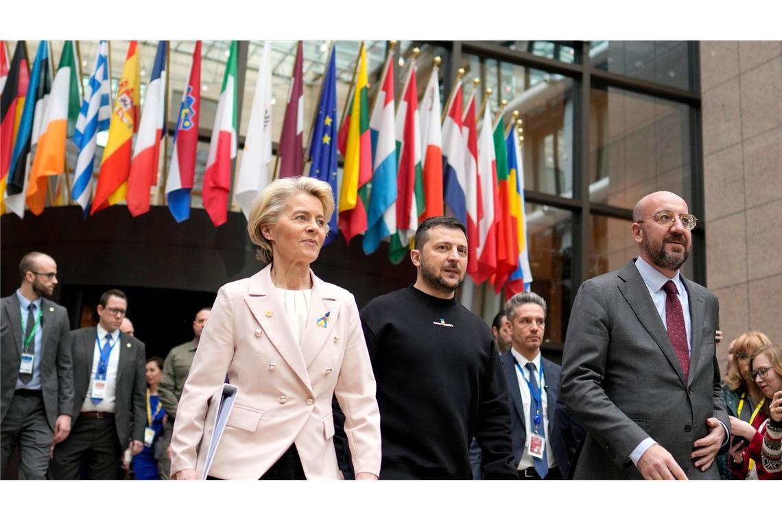EU-Kommissionspräsidentin Ursula von der Leyen, der ukrainische Präsident Wolodymyr Selenskyj und EU-Ratspräsident Charles Michel (r) in Brüssel. Die Europäische Union hat entschieden, EU-Beitrittsverhandlungen mit der Ukraine und mit Moldau zu beginnen.