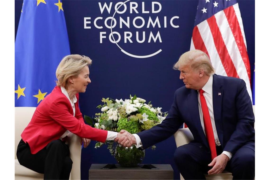 EU-Kommissionspräsidentin Ursula von der Leyen im Gespräch mit Donald Trump. Foto: Evan Vucci/AP/dpa