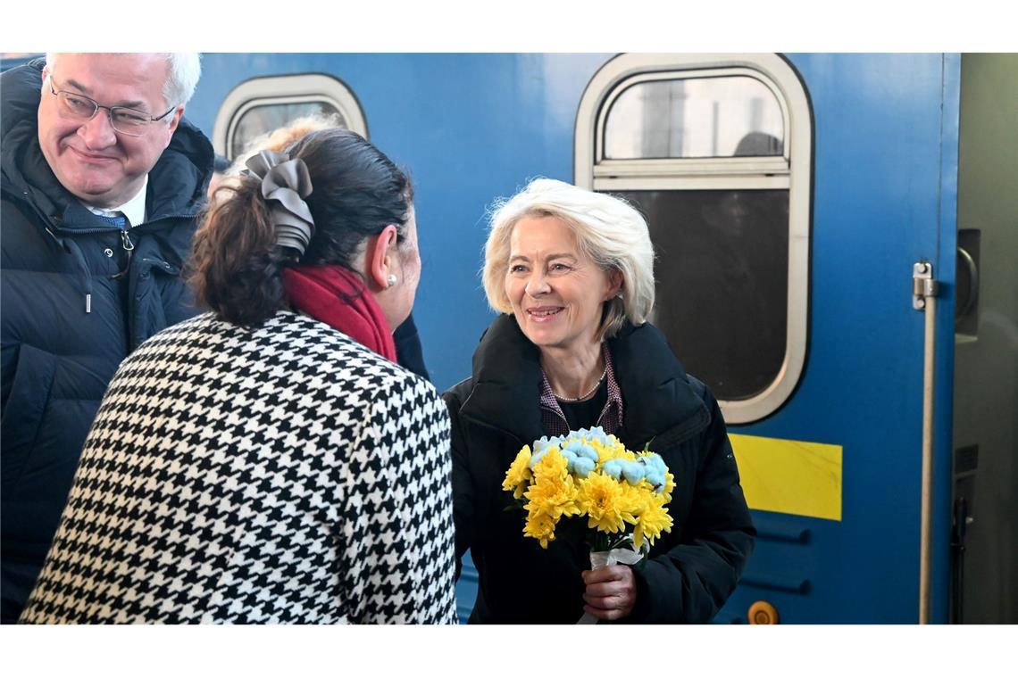 EU-Kommissionspräsidentin Ursula von der Leyen sichert der Ukraine weiter europäische Unterstützung zu.