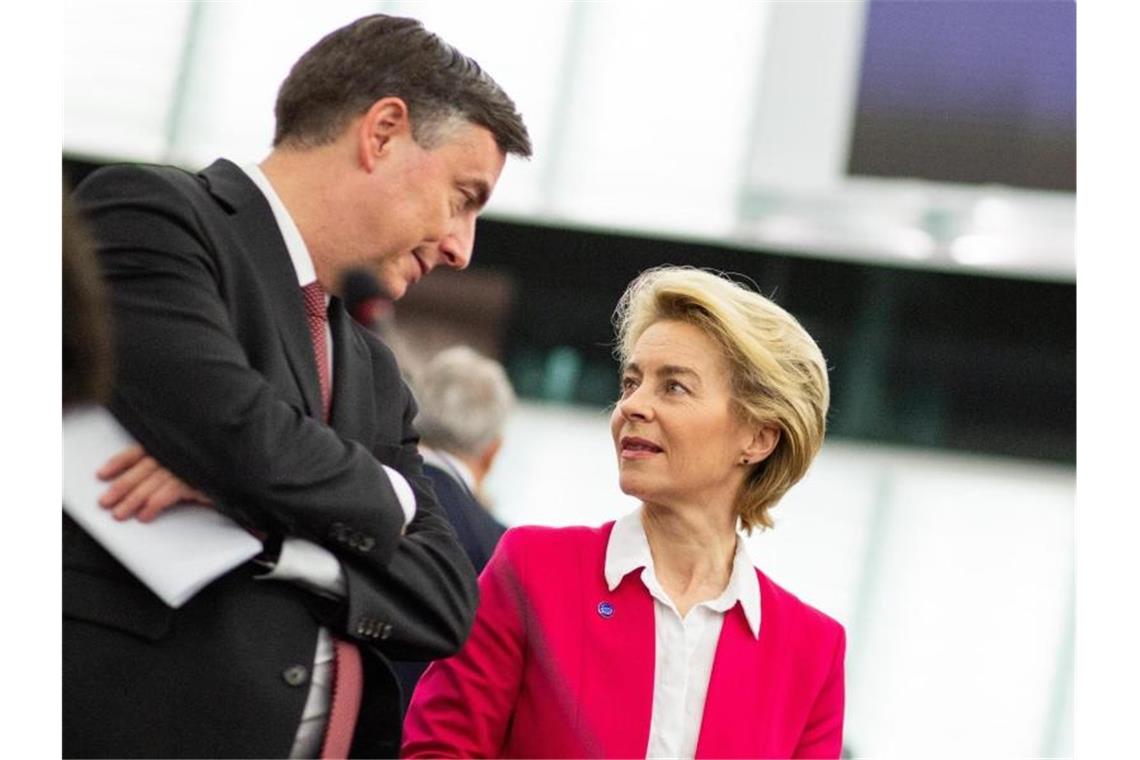EU-Kommissionspräsidentin Ursula von der Leyen spricht im Plenarsaal des Europäischen Parlaments in Straßburg mit EVP-Fraktionsmitglied David McAllister. Foto: Philipp von Ditfurth/dpa