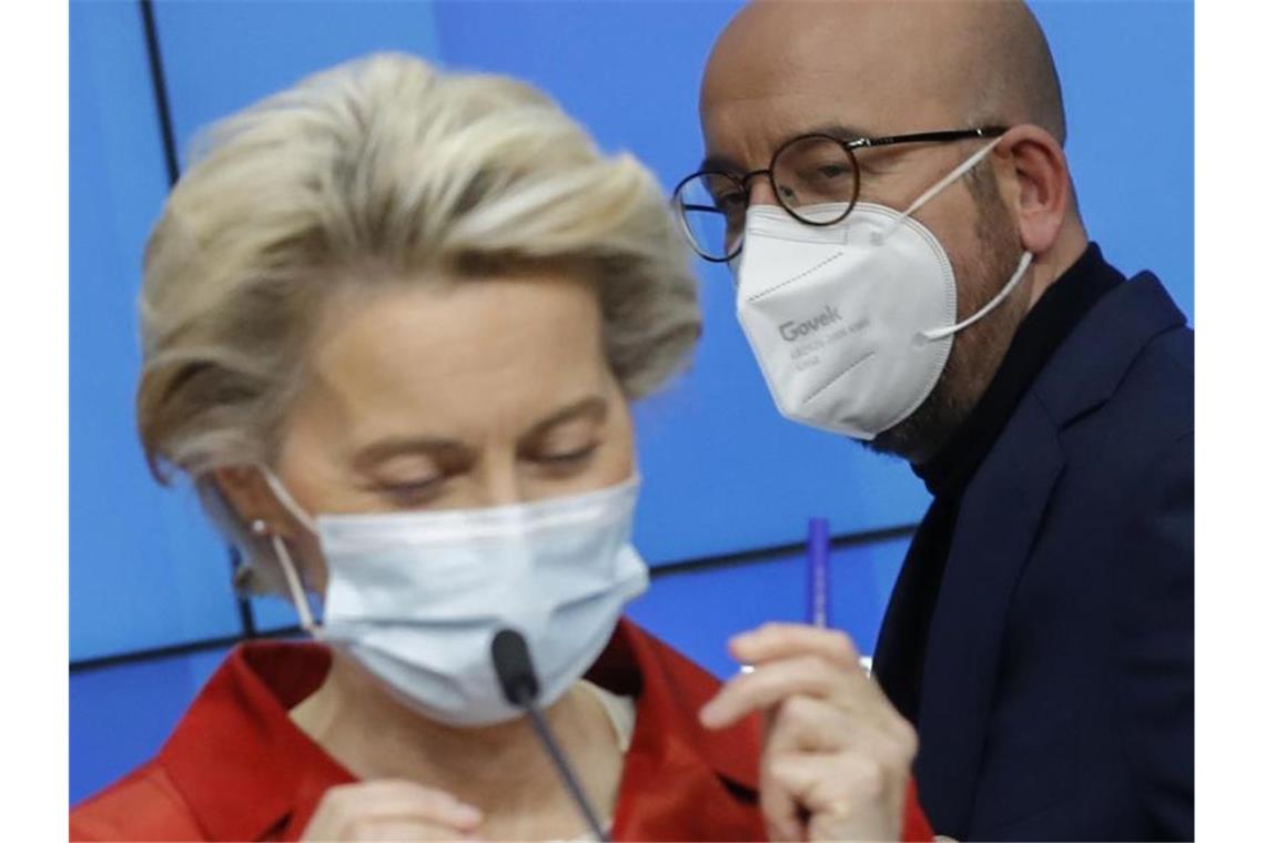 EU-Kommissionspräsidentin Ursula von der Leyen und EU-Ratschef Charles Michel nach dem Gipfel. Foto: Olivier Hoslet/EPA Pool/AP/dpa