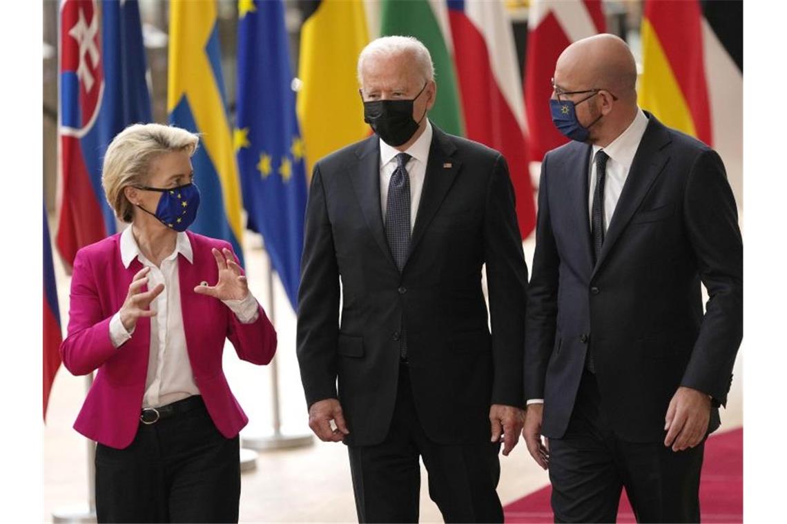 EU-Kommissionspräsidentin Ursula von der Leyen und EU-Ratspräsident Charles Michel (r) empfangen US-Präsident Joe Biden in Brüssel. Foto: Francisco Seco/AP/dpa