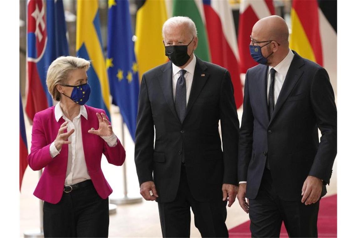 Europa als „natürlicher Partner“: Biden hofiert die EU EU-Kommissionspräsidentin Ursula von der Leyen und EU-Ratspräsident Charles Michel (r) empfangen US-Präsident Joe Biden in Brüssel. Foto: Francisco Seco/AP/dpa