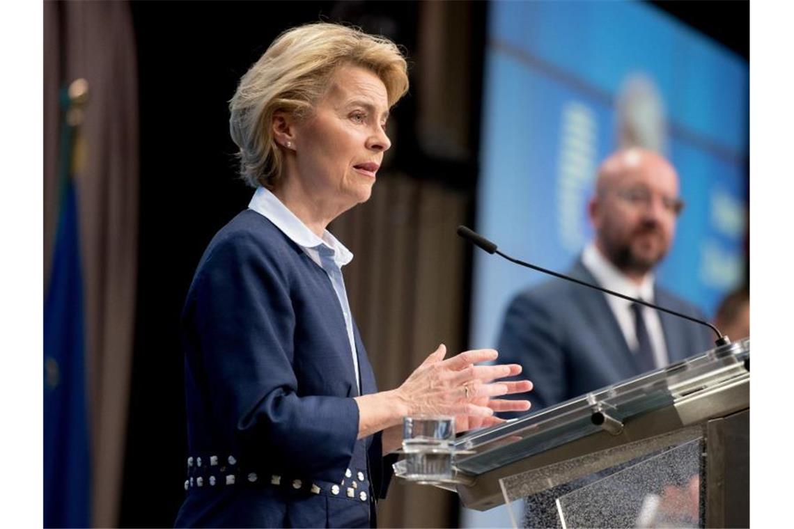 EU plant Billionen-Programm gegen Corona-Wirtschaftskrise EU-Kommissionspräsidentin Ursula von der Leyen und EU-Ratschef Charles Michel geben nach der Videokonferenz eine Pressekonferenz in Brüssel. Foto: Eu/Etienne Ansotte/European Commission/dpa