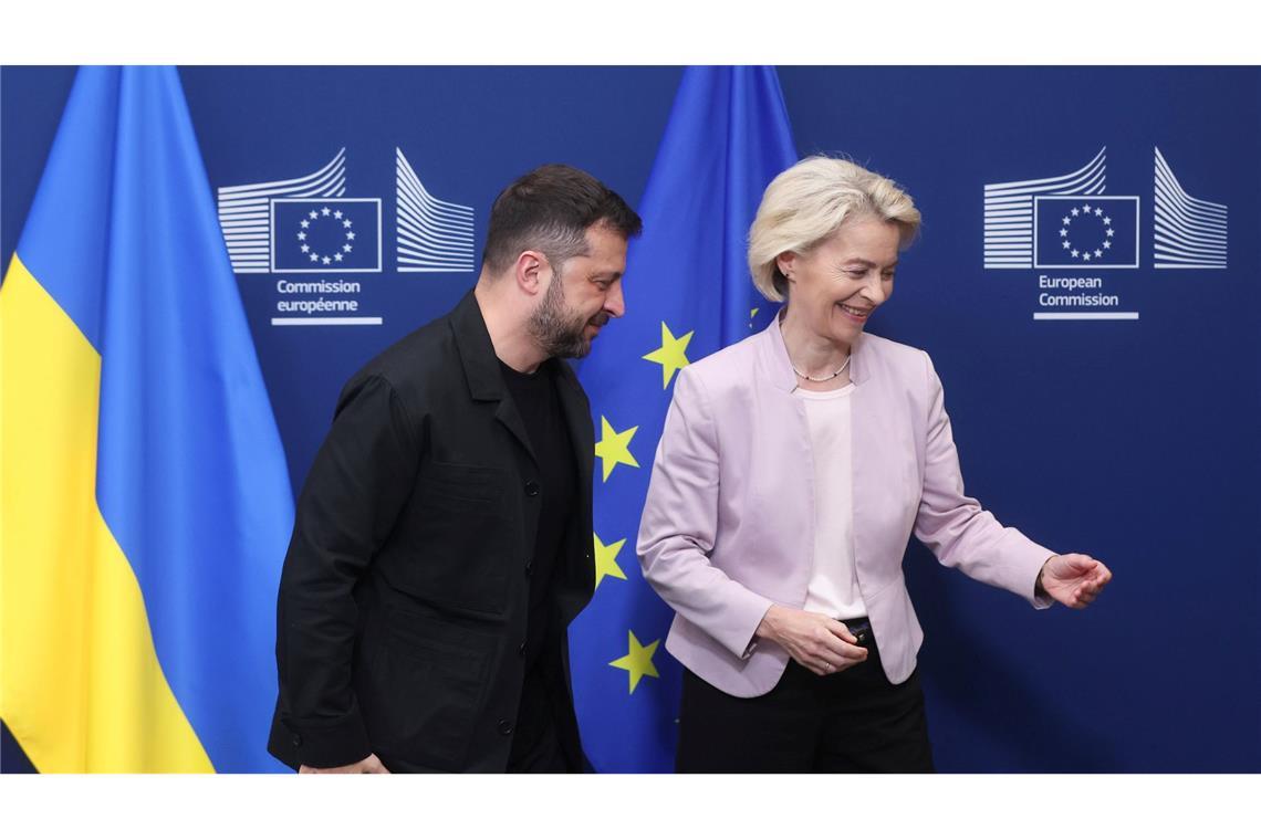 EU-Kommissionspräsidentin von der Leyen empfing Selenskyj am Sonntag in Brüssel. Die Deutsche wird auch mit nach Washington reisen.