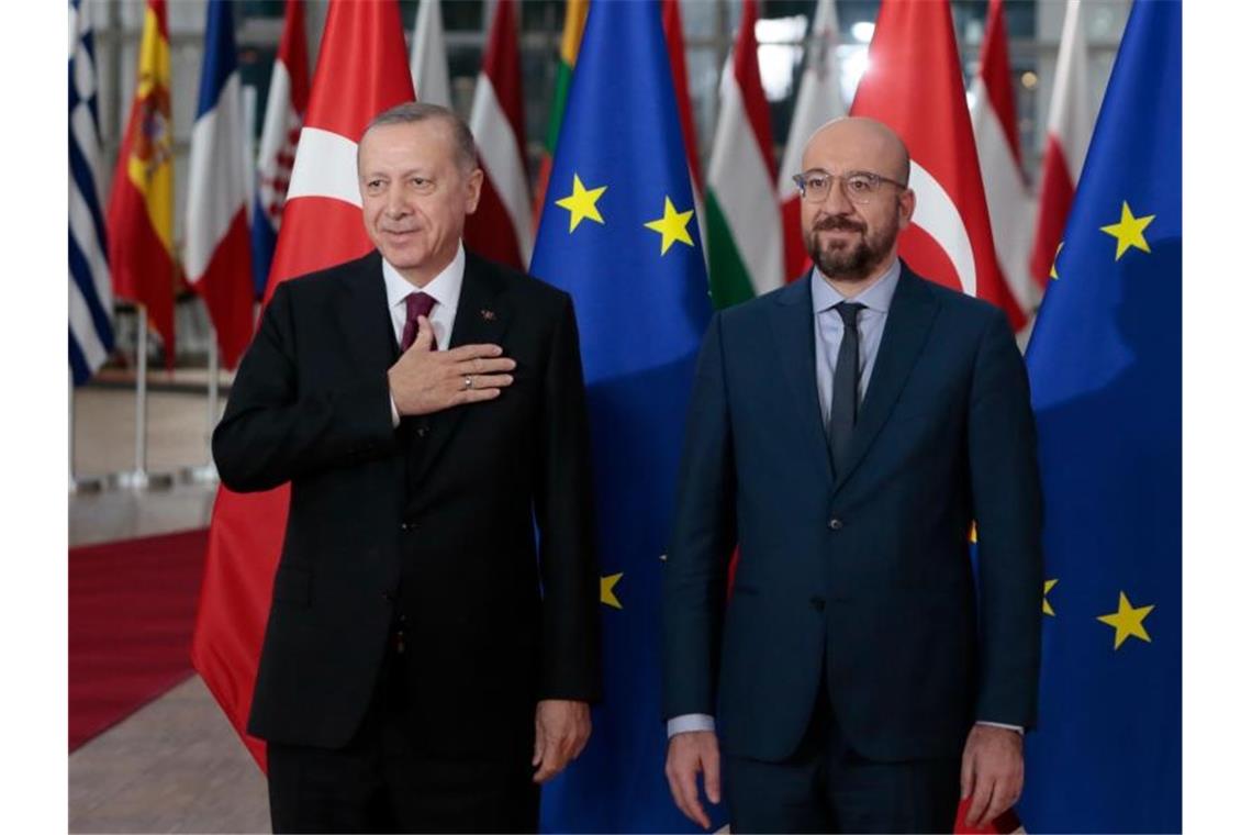 Erdogan in Brüssel: EU hält am Flüchtlingsabkommen fest EU-Ratschef Charles Michel epmfängt den türkischen Präsidenten Recep Tayyip Erdogan in Brüssel. Foto: Virginia Mayo/AP/dpa