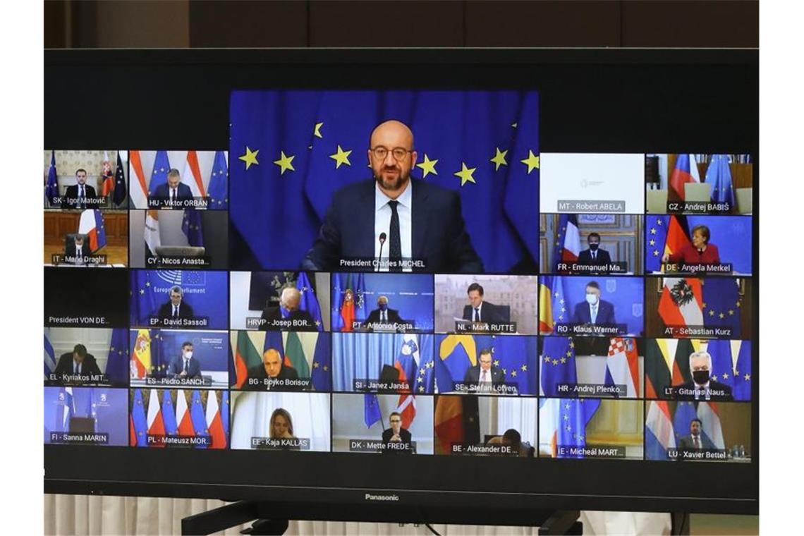 EU-Ratspräsident Charles Michel (M. oben) spricht beim Videogipfel mit den EU-Staats- und Regierungschefs. Foto: Yves Herman/Pool Reuters/AP/dpa