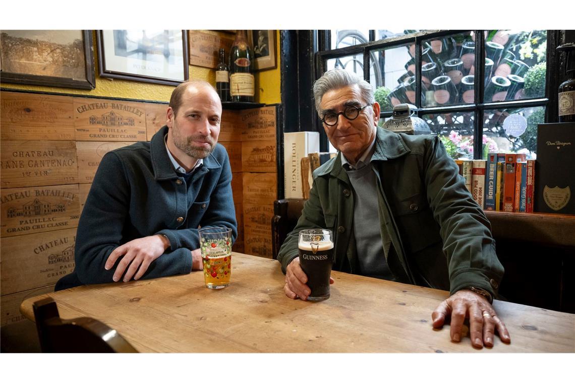 Eugene Levy (r) und Prinz William in einer Folge der Reise-Serie "Urlaub wider Willen mit Eugene Levy".