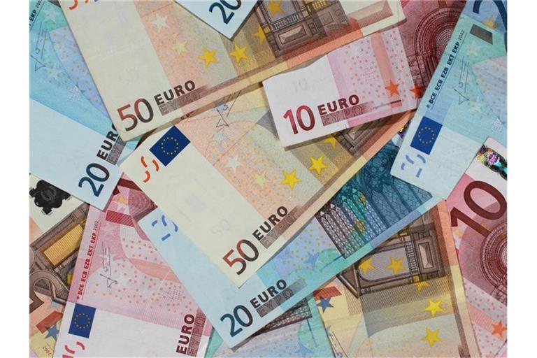 Euro-Banknoten. Foto: Jens Wolf/dpa-Zentralbild/dpa/Symbolbild
