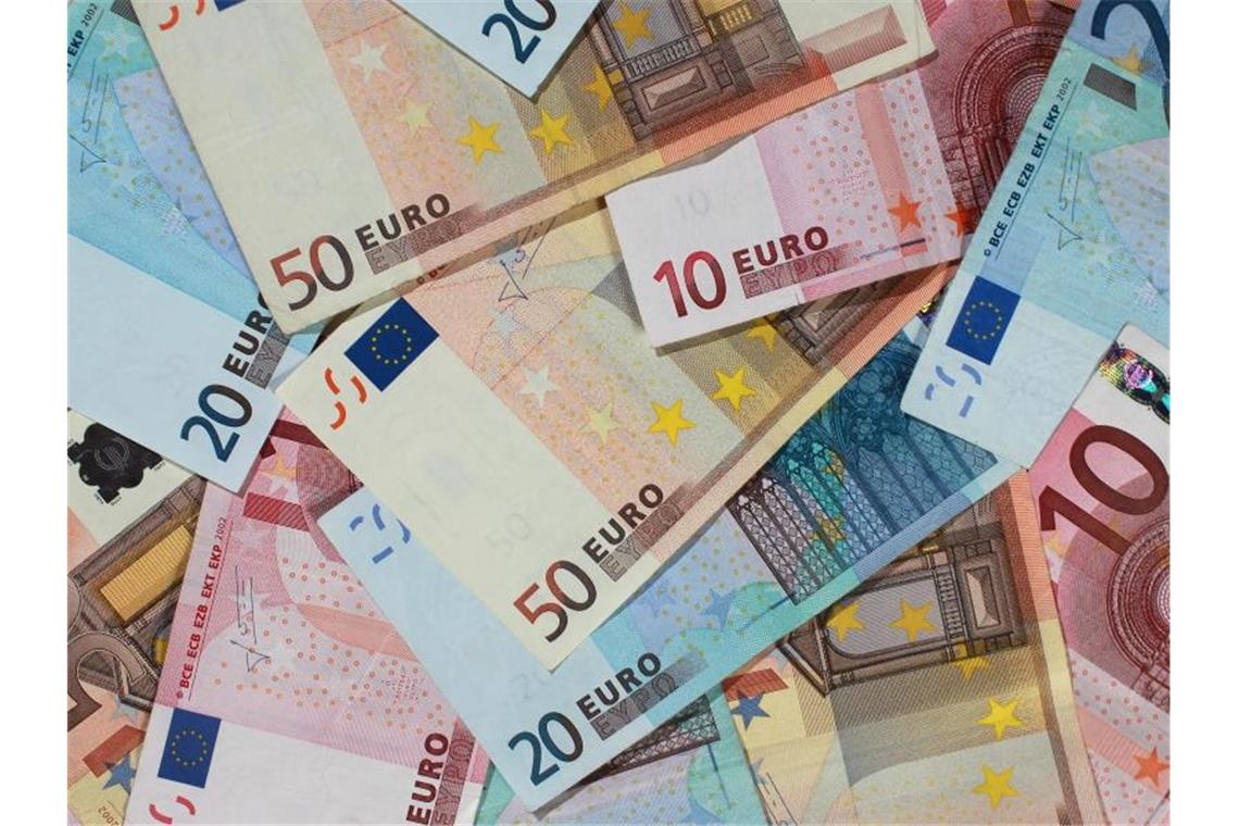 Digitaler Bahnknoten: Partner einigen sich auf Finanzierung Euro-Banknoten. Foto: Jens Wolf/dpa-Zentralbild/dpa/Symbolbild