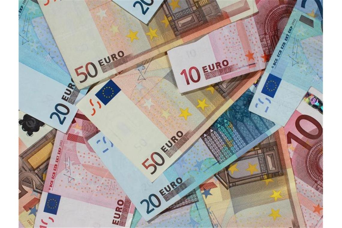 Land hilft Kommunen mit Milliarden-Paket Euro-Banknoten. Foto: Jens Wolf/dpa-Zentralbild/dpa/Symbolbild
