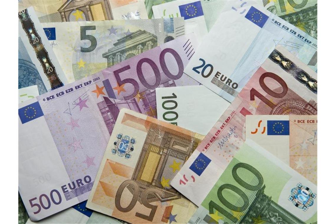 Euro-Banknoten liegen auf einem Haufen. Foto: Daniel Reinhardt/dpa/Illustration