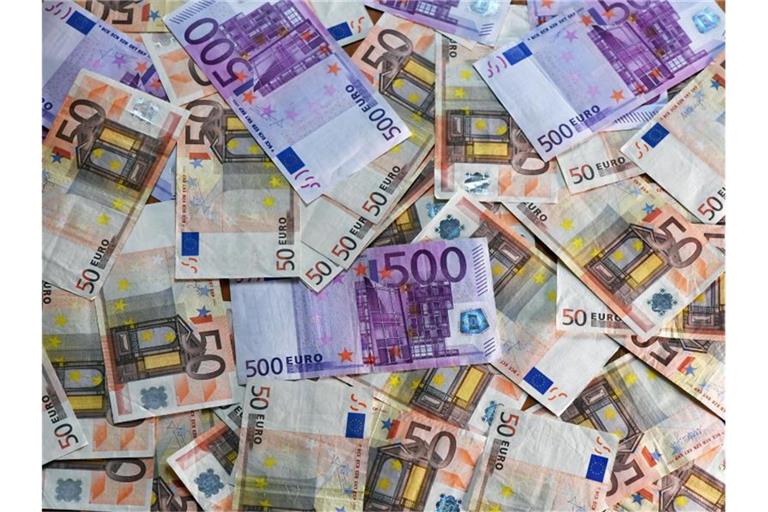Euro-Banknoten liegen auf einem Tisch. Foto: Jens Kalaene/dpa-Zentralbild/dpa/Symbolbild