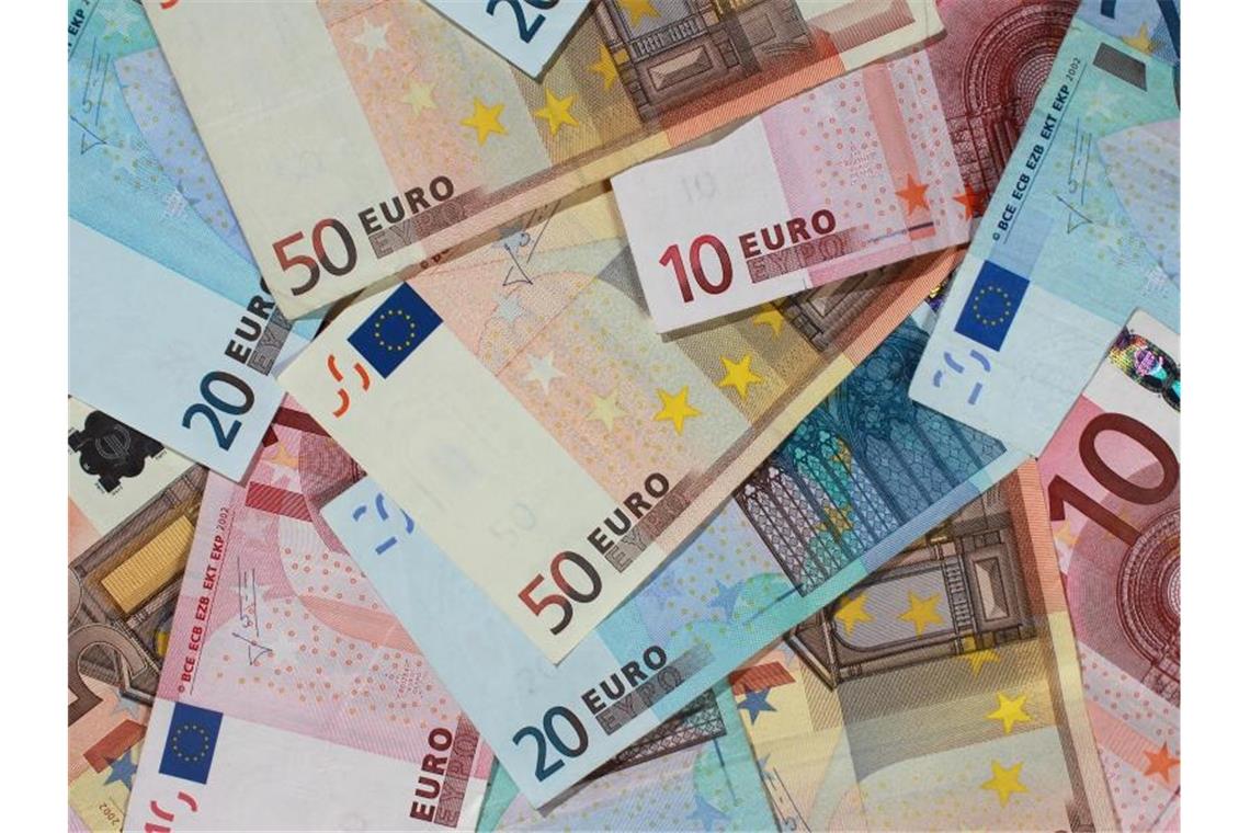 Euro-Banknoten liegen übereinander gestapelt. Foto: Jens Wolf/dpa-Zentralbild/dpa/Symbolbild