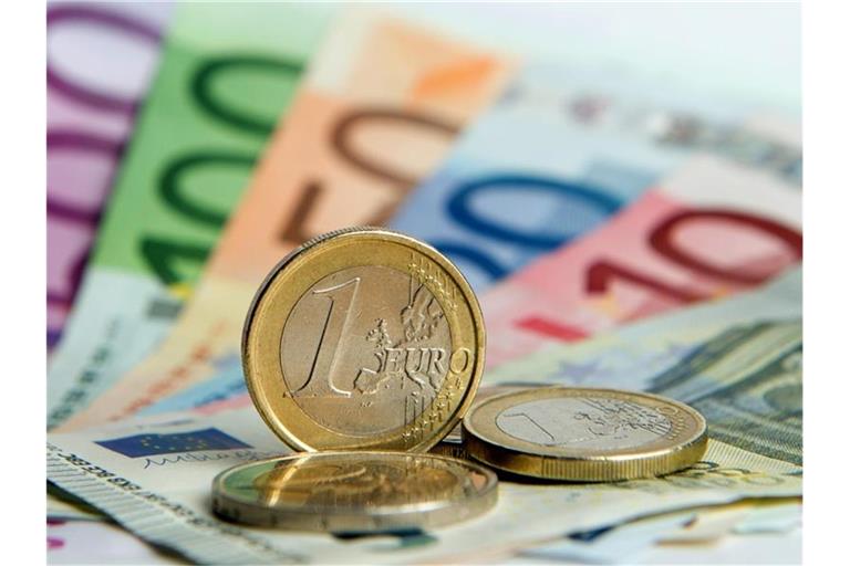 Euro-Banknoten und Euromünzen. Foto: Daniel Reinhardt/dpa/Symbolbild/Archiv