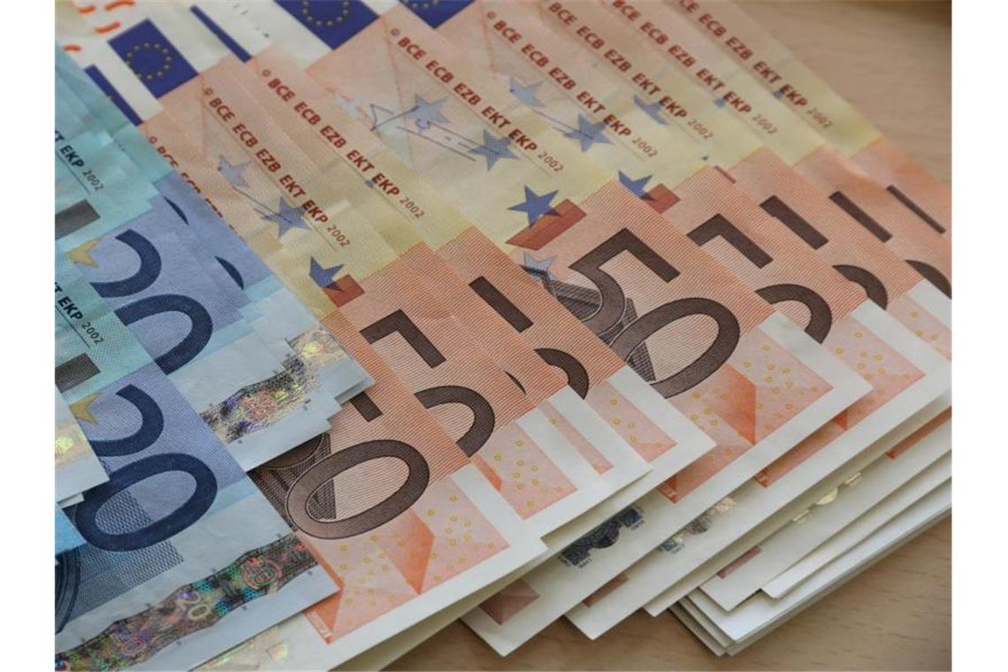 Euro-Geldscheine liegen auf einem Tisch. Foto: Bernd Wüstneck/dpa/Symbolbild